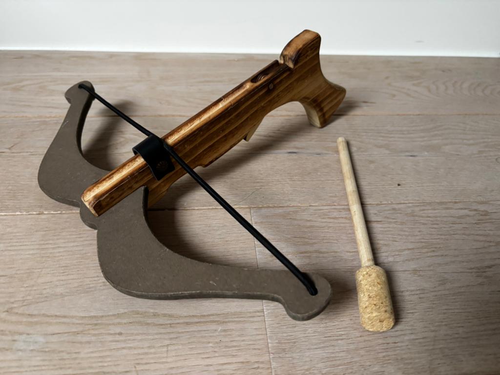 Houten speelgoed kruisboog met pijl, Ophalen of Verzenden, Gebruikt, Jongen of Meisje