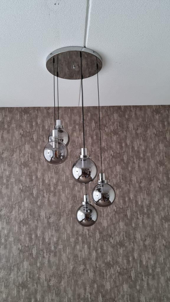 Design hanglamp met 5 smoke glass bollen, Huis en Inrichting, Lampen | Hanglampen, Ophalen, Zo goed als nieuw, Glas, 75 cm of meer