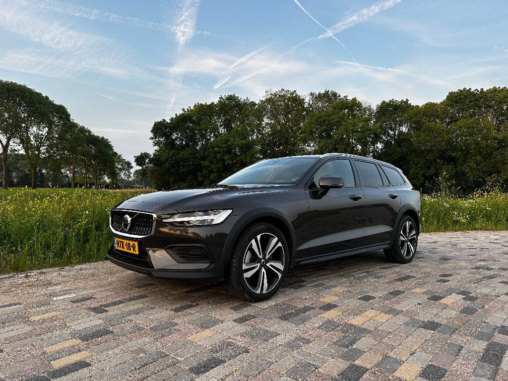 Volvo V60 Cross Country B5 250pk AWD 2023 Hybrid Trekhaak, 4 cilinders, 1969 cc, Leder, 1500 kg
