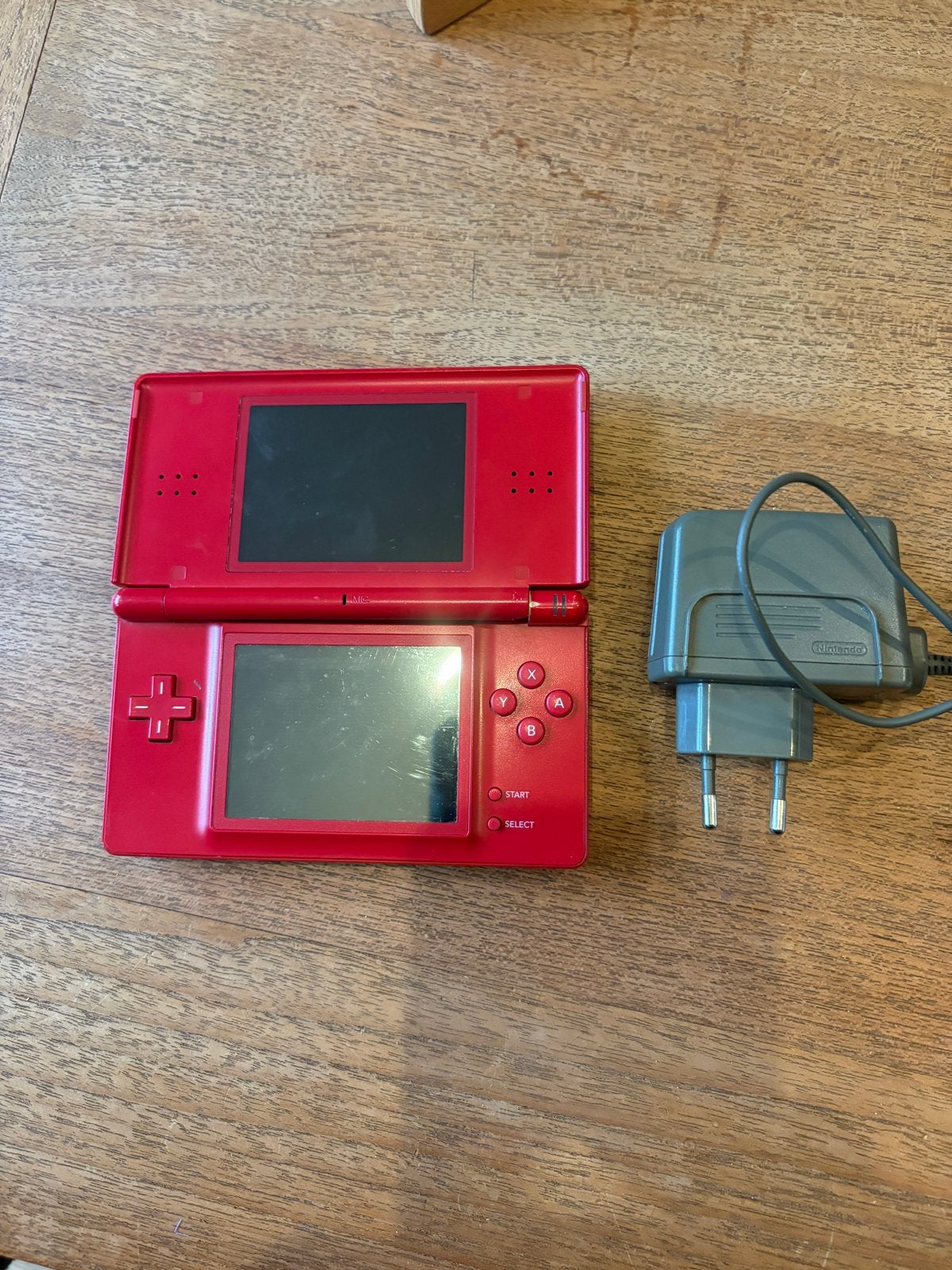Rode Nintendo DS Lite met oplader, Spelcomputers en Games, Ophalen of Verzenden, Gebruikt, Rood, DS Lite