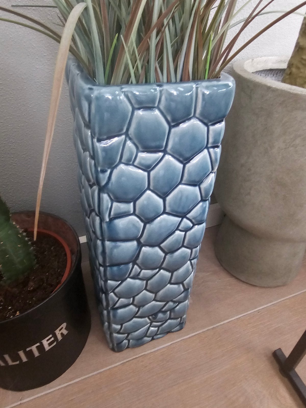 Hoge blauwe vaas / pot met prachtig reliëf, Ophalen