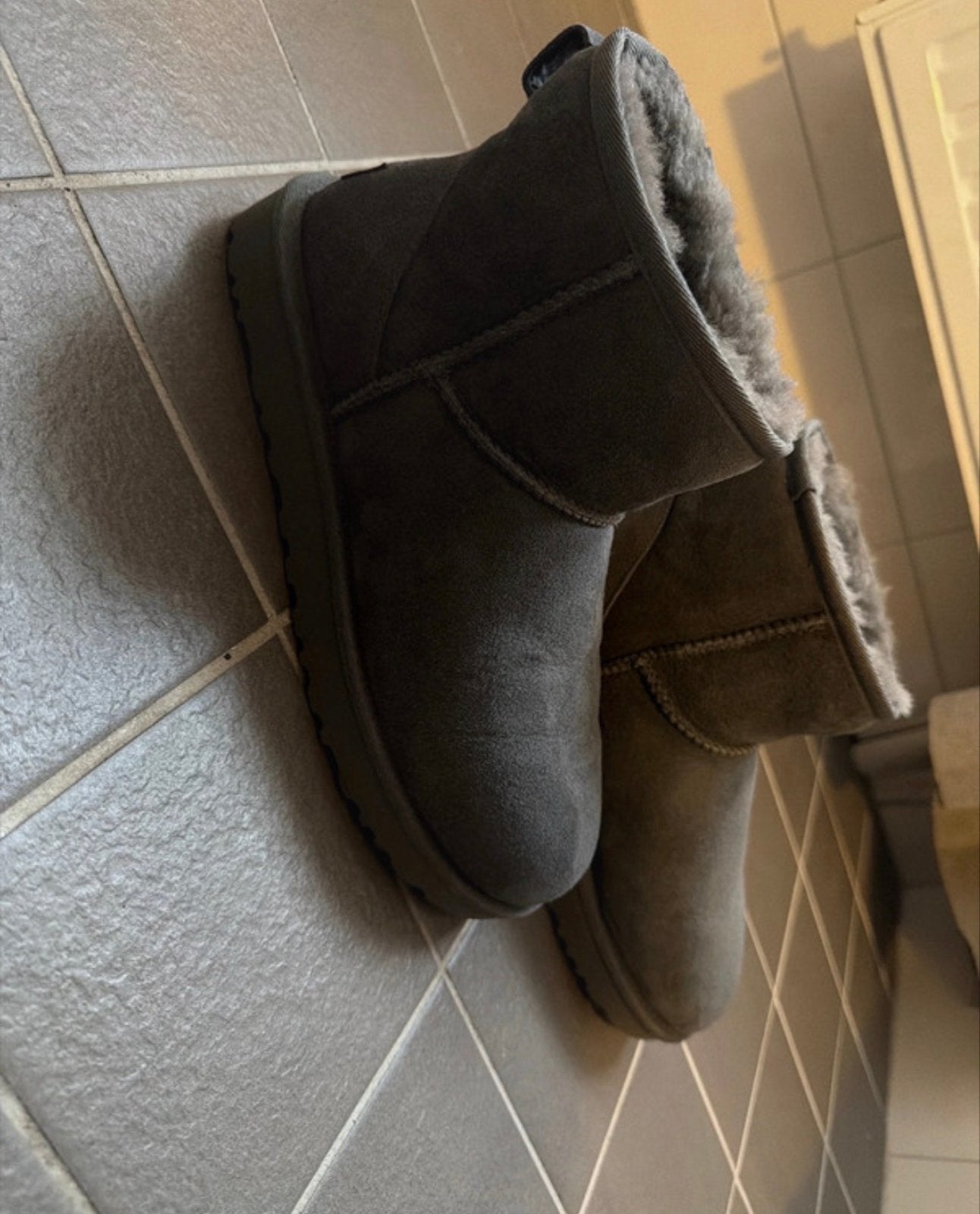 Ugg Australia Classic Mini Laarzen Grijs Maat 40 nieuw, Kleding | Dames, Schoenen, Ophalen of Verzenden, Gedragen, Grijs, Lage of Enkellaarzen