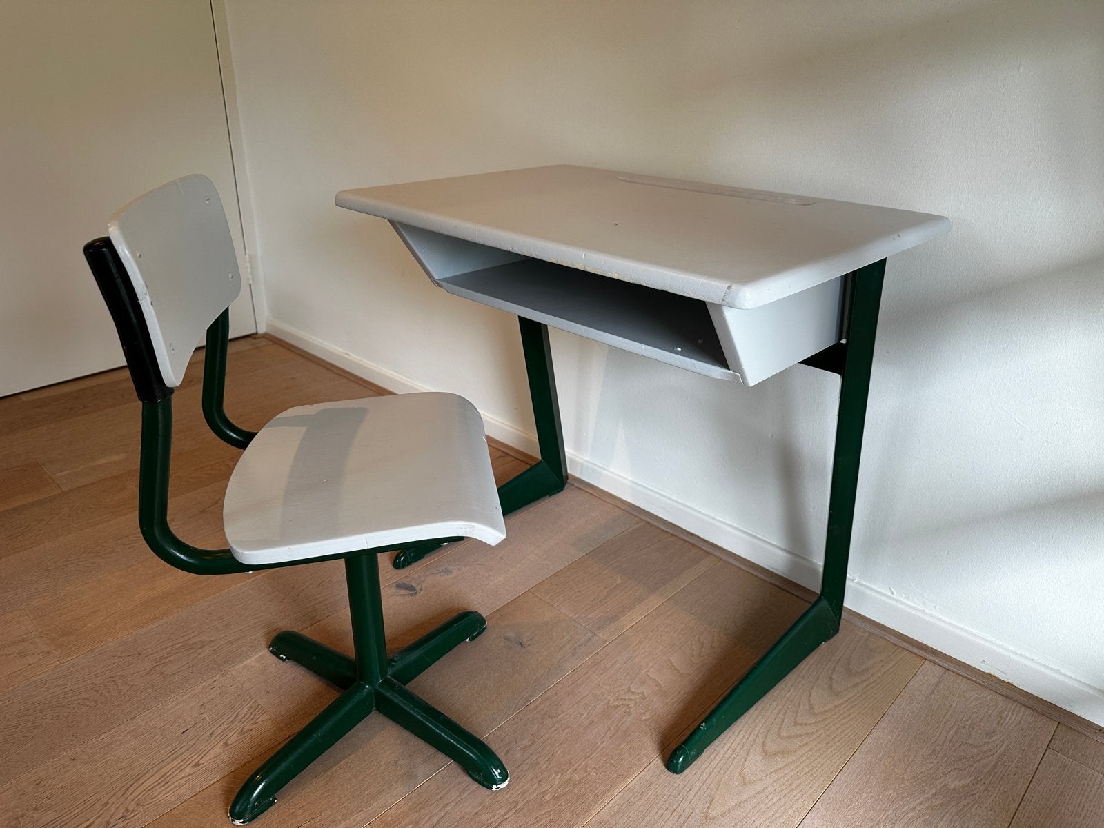 Lessenaar/ Kinderbureau met stoel (vintage), Ophalen, Gebruikt, Tafel(s) en Stoel(en)