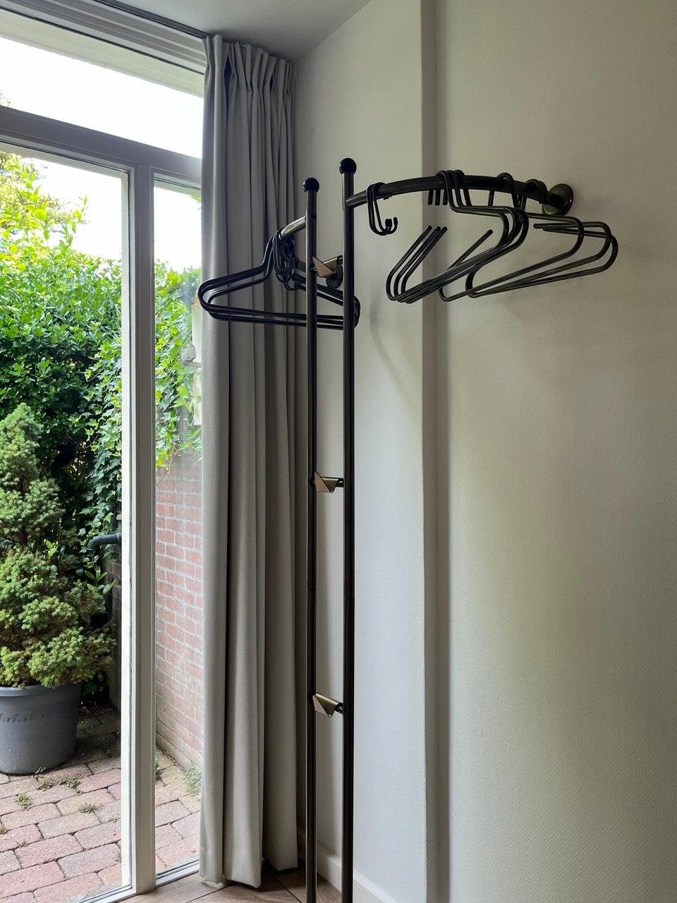 Moderne staande design kapstok met hangers, Ophalen, Gebruikt, Metaal, Staande kapstok