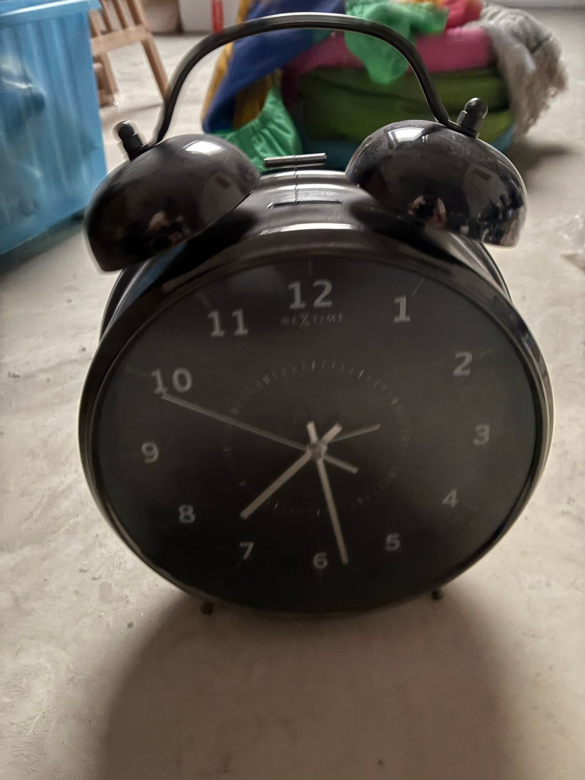 Grote zwarte wekker/klok - 30 cm hoog, werkt perfect, Ophalen, Gebruikt, Analoog, Werkt op batterijen