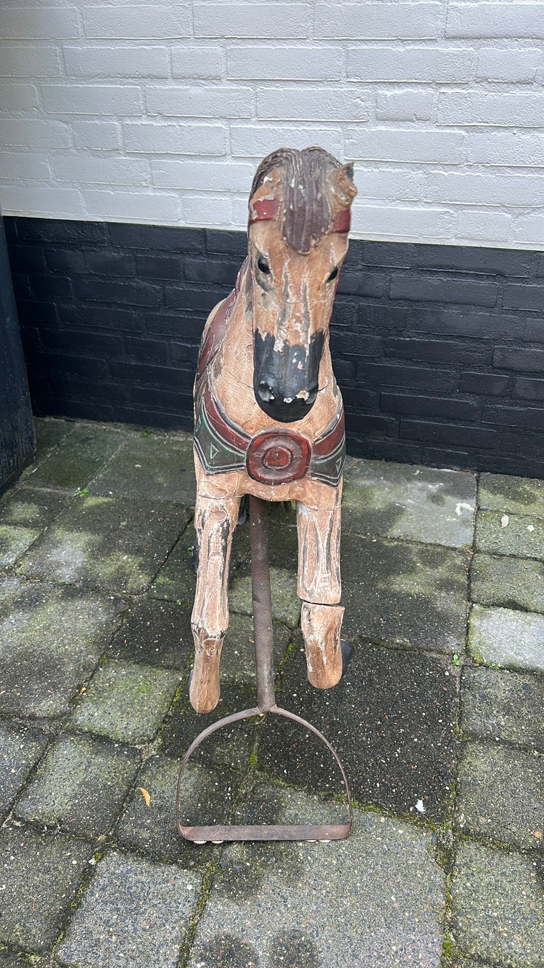 Heel oud draaimolen paard, Ophalen