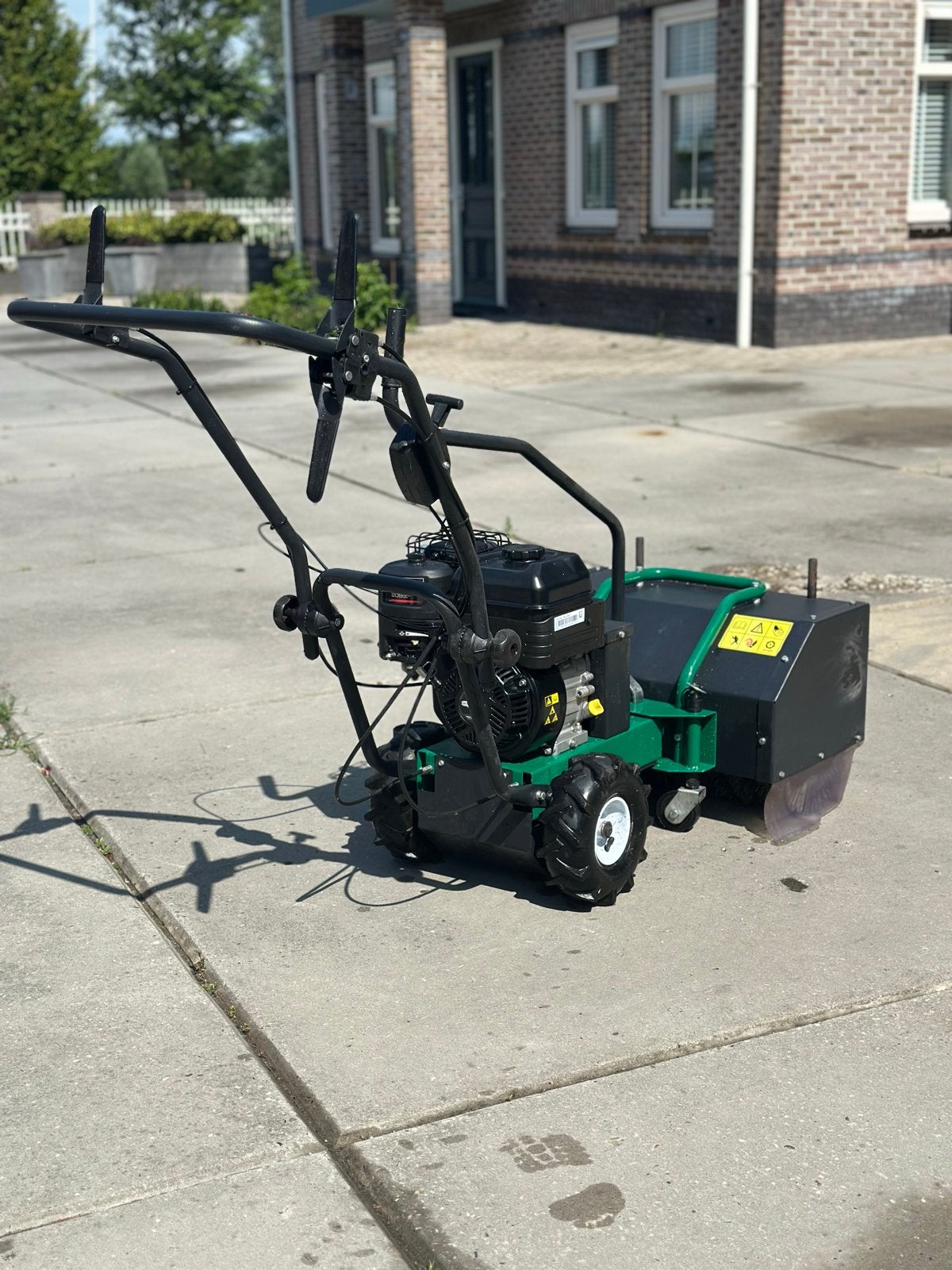 Professionele onkruidborstelmachine met Briggs & Stratton, Tuin en Terras, Ophalen, Zo goed als nieuw, Nvt, Nvt