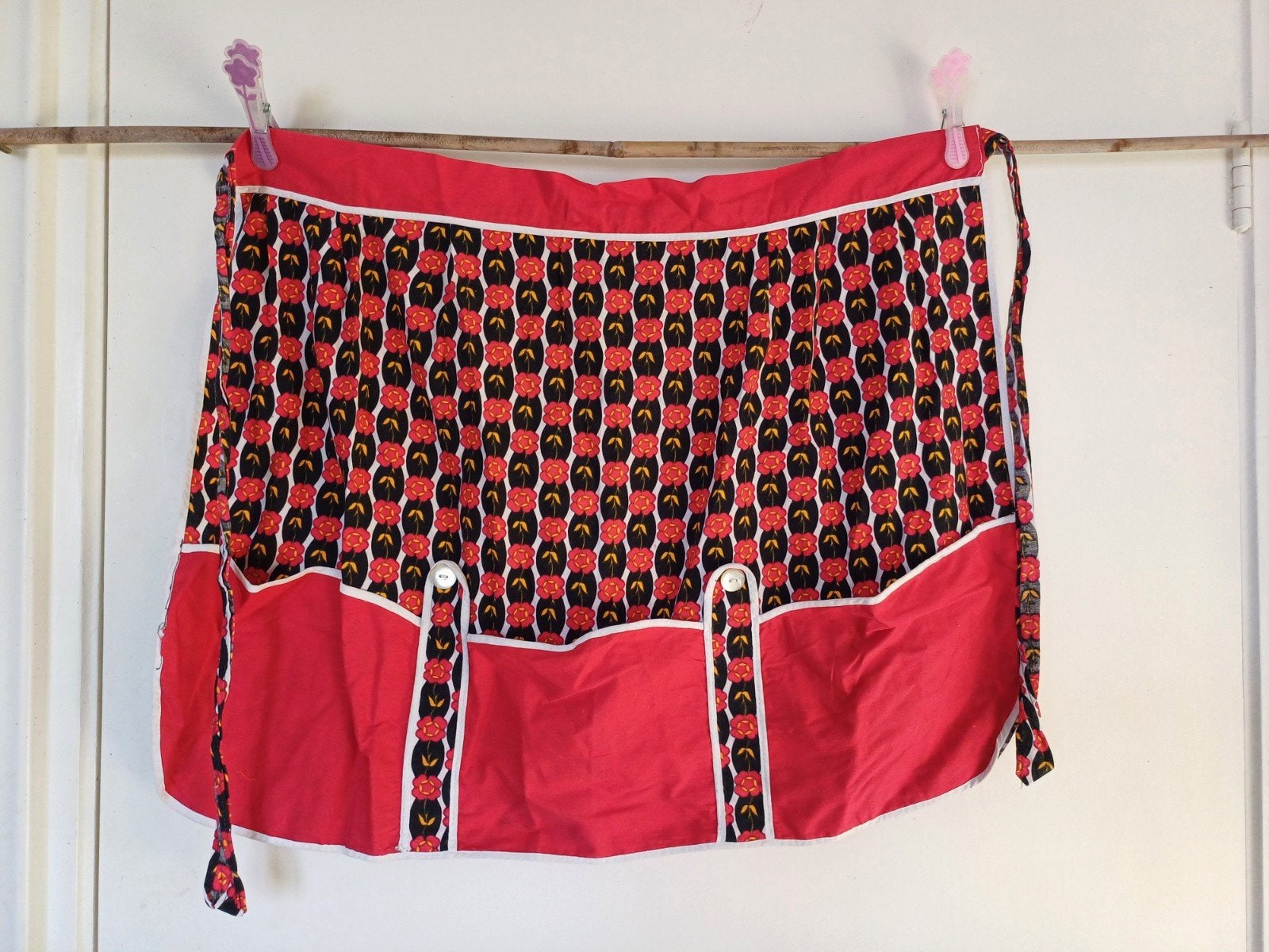 retro short rood zwart bloemetjes nieuw, Huis en Inrichting, Keuken | Textiel, Nieuw, Ophalen of Verzenden, Rood, Schort
