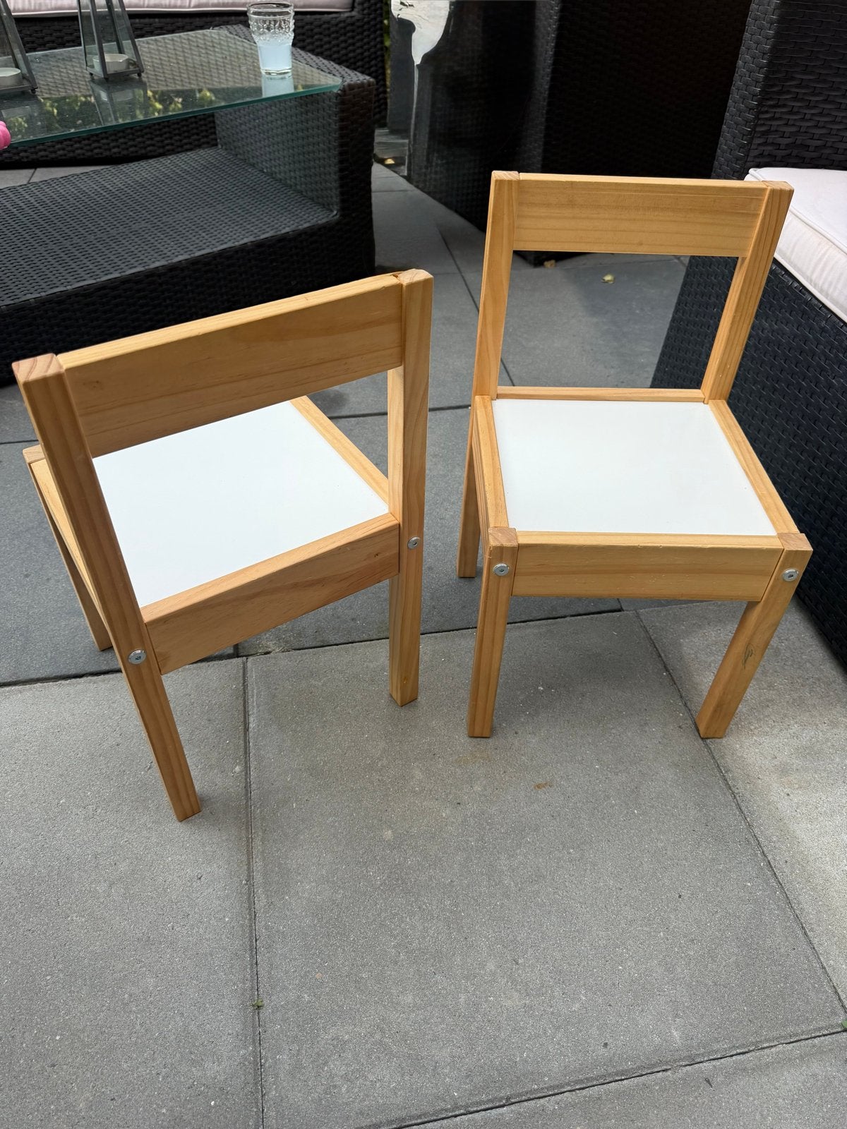Twee houten kinderstoelen met witte zitting en tafel, Gebruikt, Twee, Wit, Ophalen of Verzenden