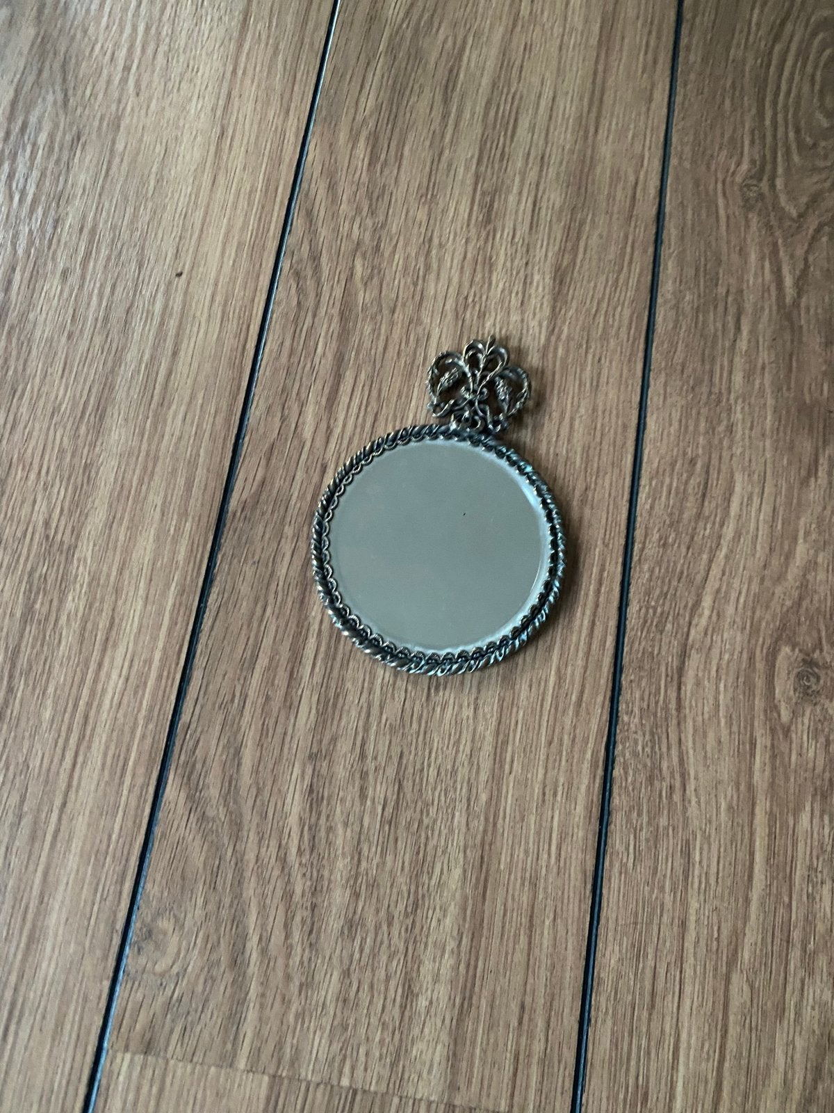Vintage rond spiegeltje met sierlijke rand, Ophalen of Verzenden, Ovaal, Minder dan 50 cm, Minder dan 100 cm