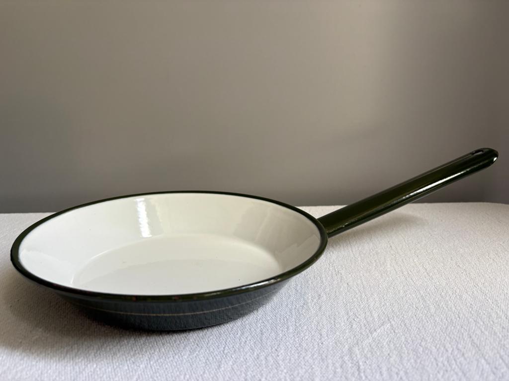 Vintage emaille koekenpan - groen gouden bies doorsnede 23cm, Antiek en Kunst, Antiek | Emaille, Ophalen of Verzenden