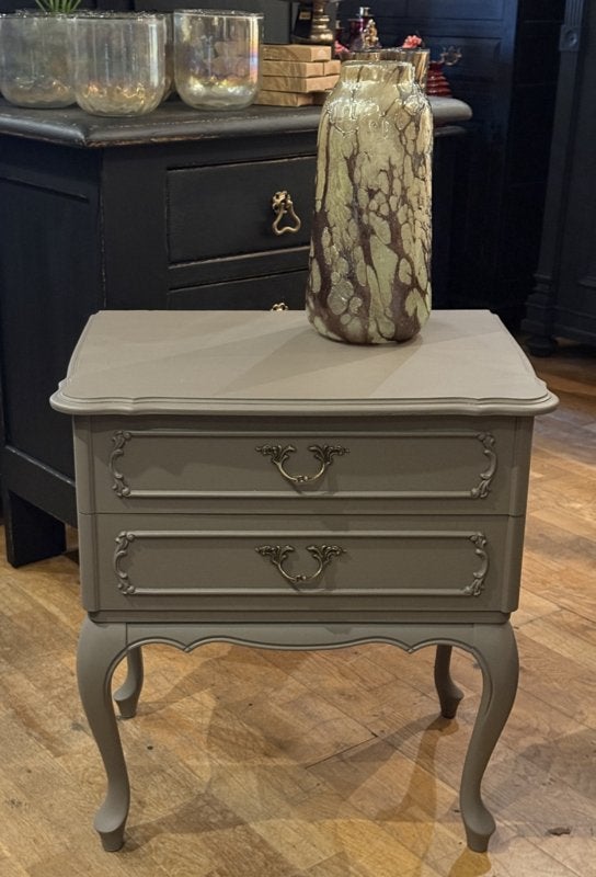 Vintage kastje, Queen Ann ladekastje taupe 2-laads kast VdlM, Ophalen, 1 of 2 laden, 50 tot 100 cm, Zo goed als nieuw
