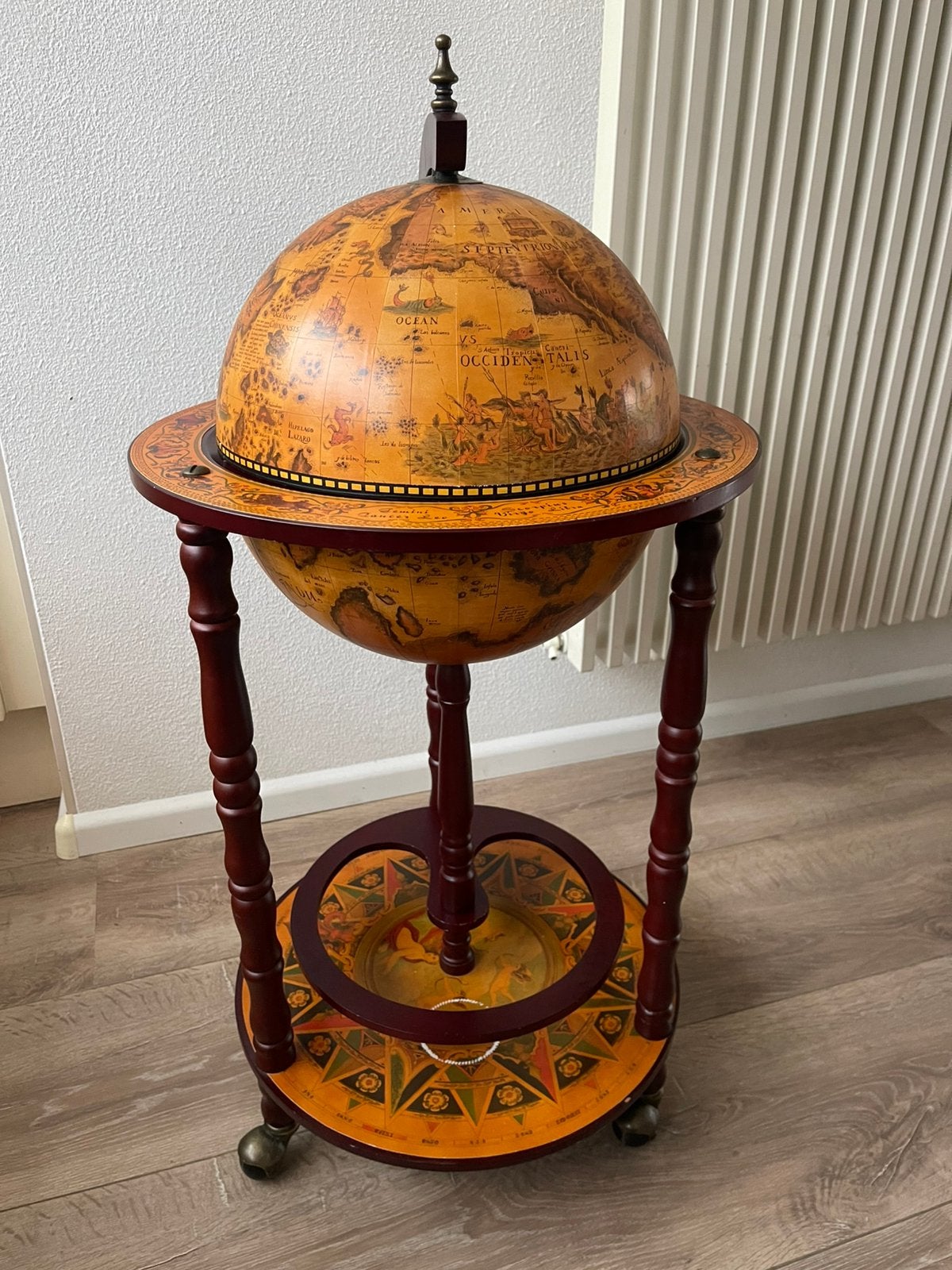 Bijzondere wereldbol barkast / drankenkast, Ophalen, Met opbergruimte, Zo goed als nieuw, Hout