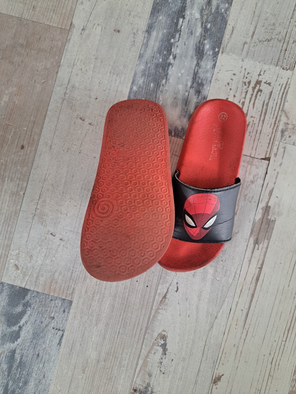 Stitch en Spiderman slippers - Maat 39 en 32, Ophalen of Verzenden, Gedragen, Zwart, Slippers