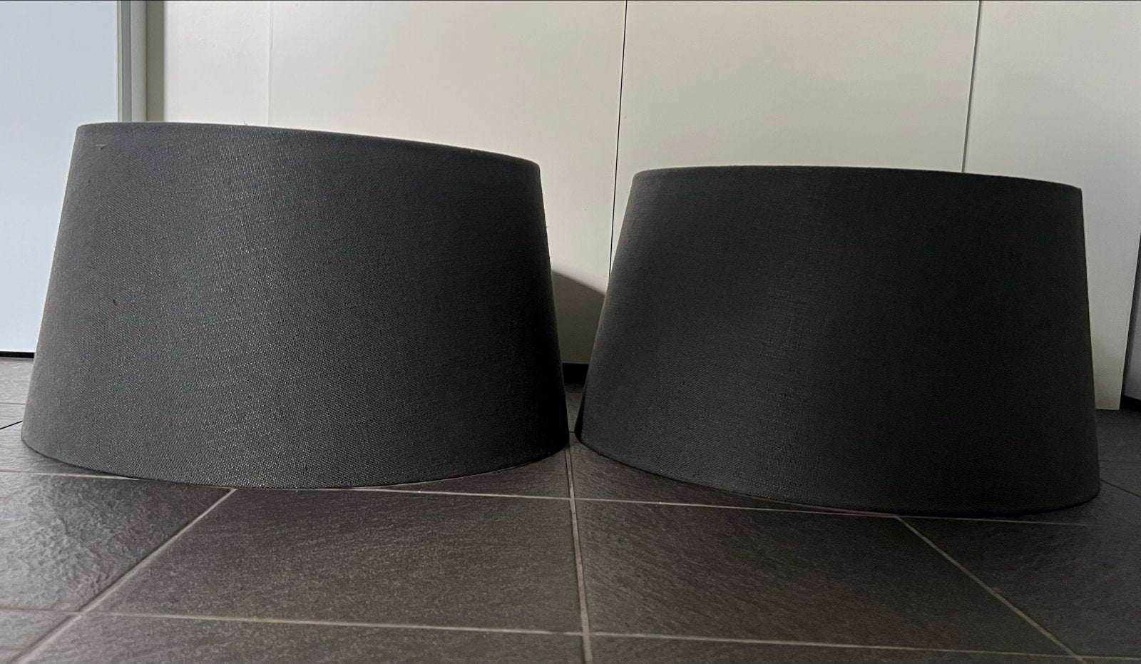 2 antraciet lampenkappen - 50/60 cm doorsnede, 32 cm hoog, Huis en Inrichting, Ophalen, Gebruikt, Zwart, 32 cm