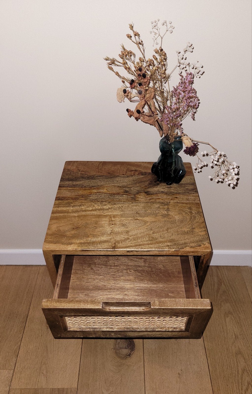 Houten nachtkastje met lade, Minder dan 45 cm, Zo goed als nieuw, Hout, 55 tot 70 cm