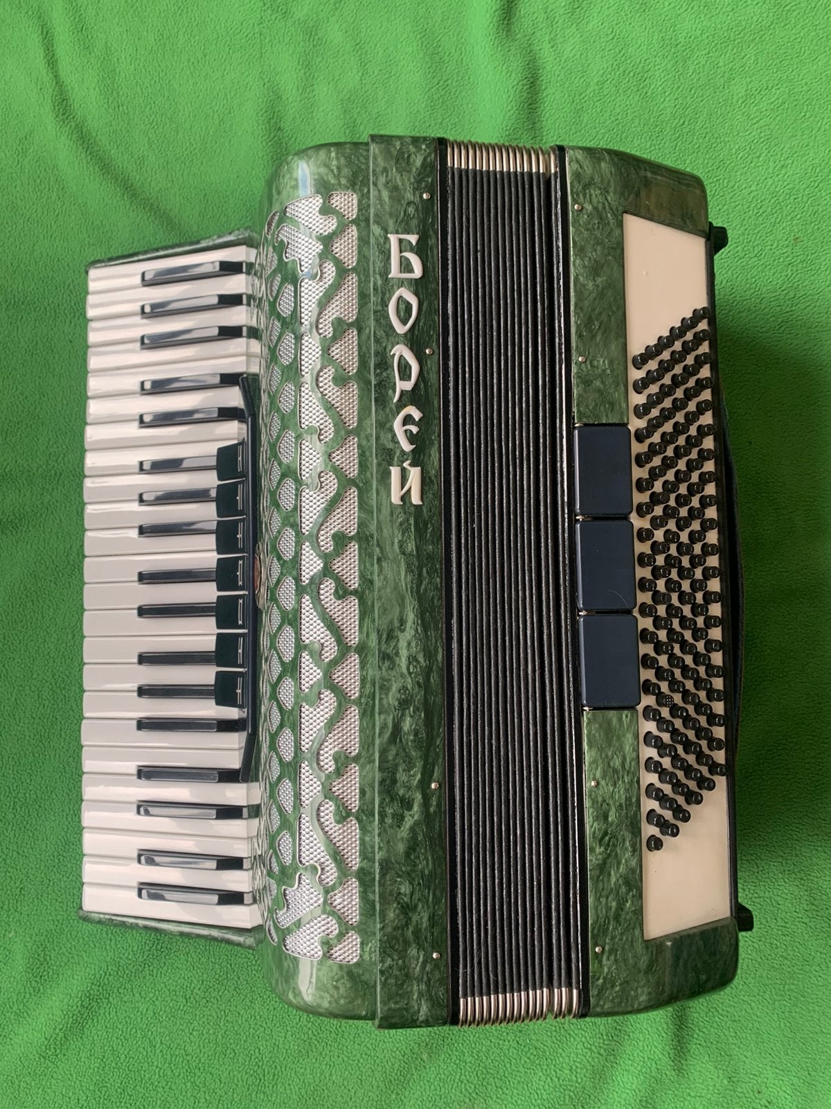 Borey ( Борей ) 120 bass accordeon met riemen en koffer, Overige merken, Gebruikt, Met koffer, 120-bas