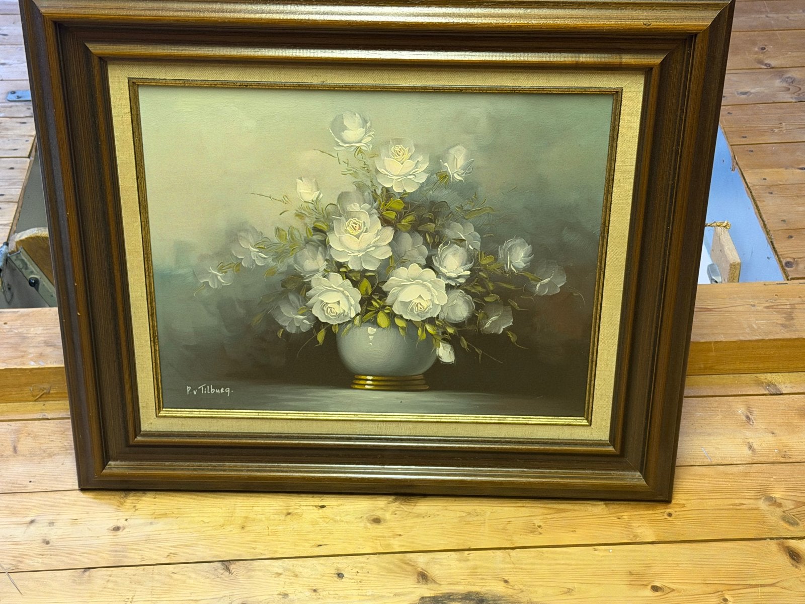 Schilderij van P. Tilburg - Witte rozen in vaas, Doek, Realistisch, Gesigneerd, Olieverf