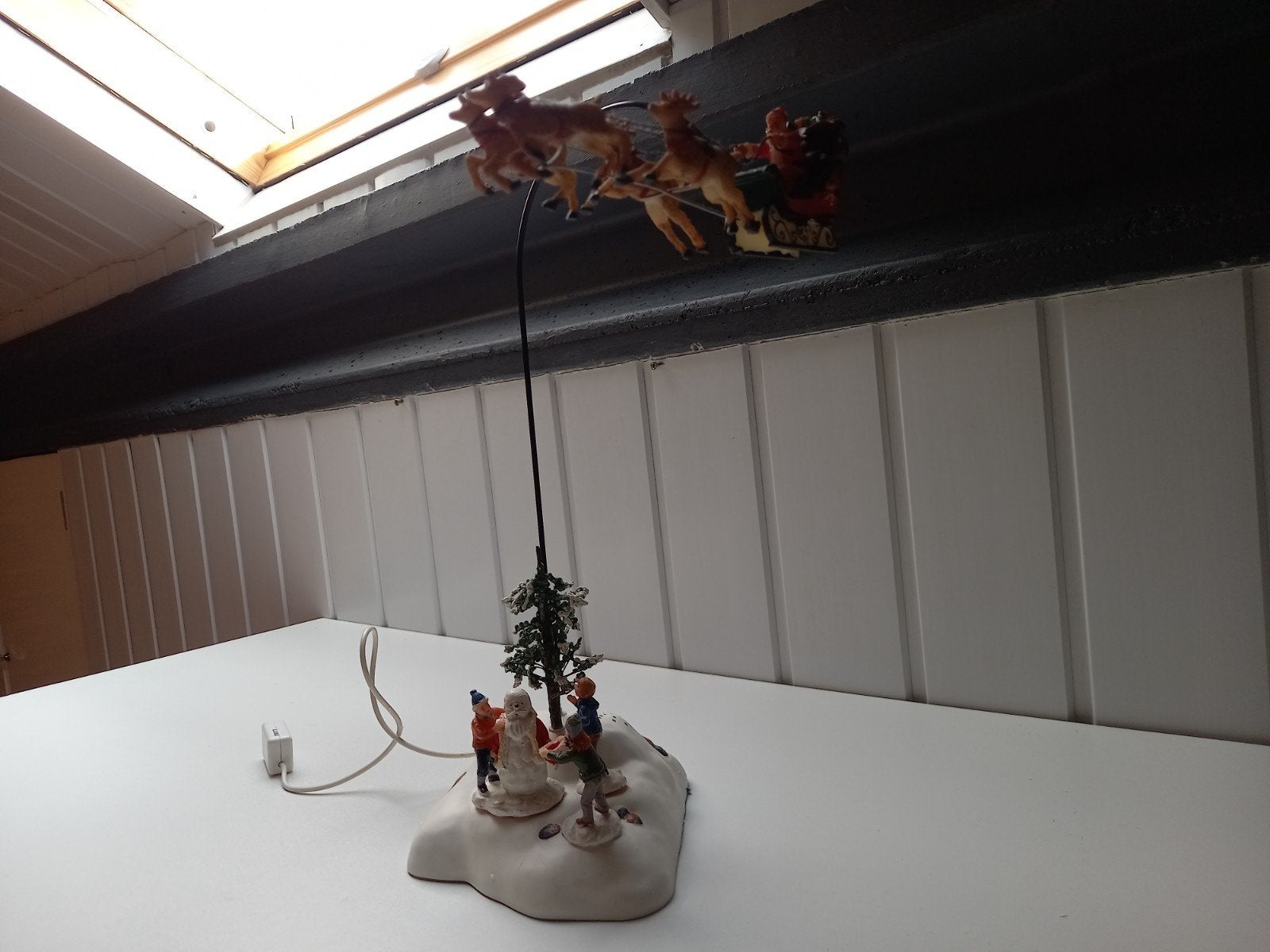 kerstdorp lemax kerstman in arreslee draaiend, Ophalen of Verzenden