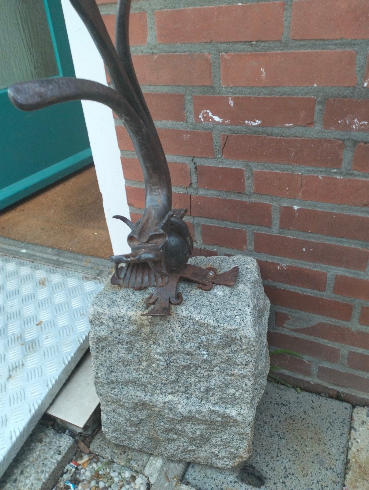 Granieten stenen met een ijzeren figuur, Tuin en Terras, Tuinbeelden, Ophalen of Verzenden, Steen, Overige typen