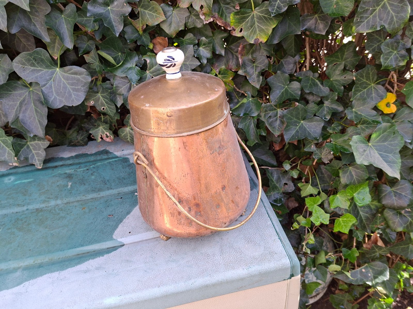 Antieke koperen pot met messing deksel en porseleinen knop, Ophalen of Verzenden, Koper