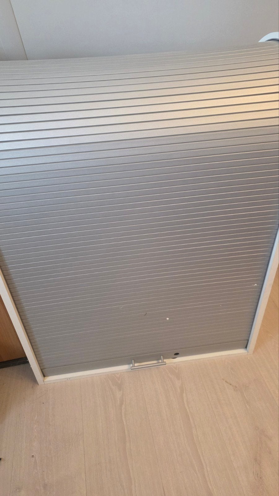 Grijze rolluikkast met slot, Ophalen, Gebruikt, 100 tot 150 cm, Modern kantoor