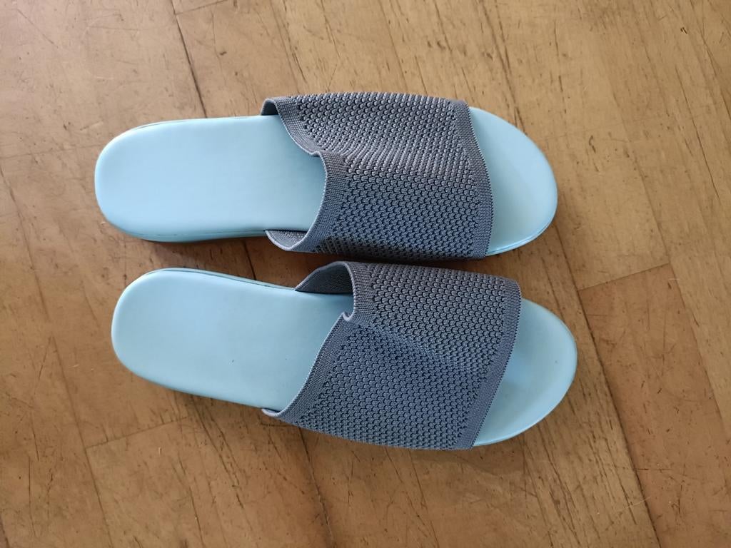 Comfortabele slippers - Lichtblauw met grijs gebreid, Ophalen of Verzenden, Zo goed als nieuw, Grijs, Slippers