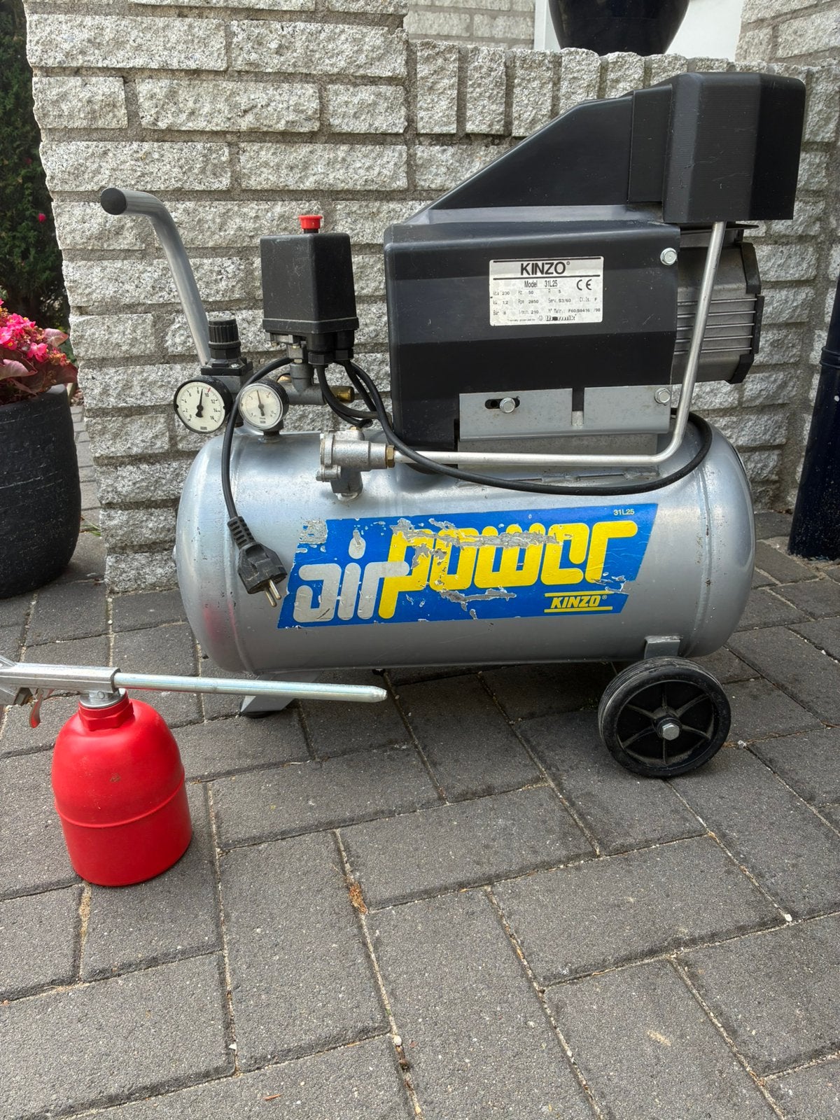 Kinzo Compressor 8 bar, 210 l/min - Krachtige Luchtcompresso, Doe-het-zelf en Verbouw, Compressors, Ophalen, Gebruikt, 6 tot 10 bar