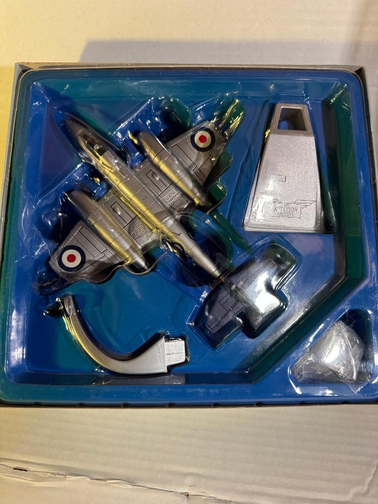 Corgi 1:72 Meteor F.Mk 8 Diecast RAF No.500 Sqn AA35001, Ophalen of Verzenden, Zo goed als nieuw, Schaalmodel