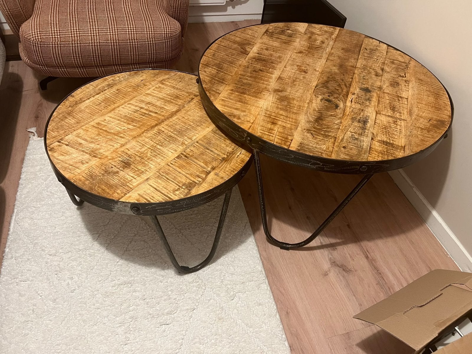 Set van 2 bijzettafels / salontafels, mangohout en metaal, Huis en Inrichting, Ophalen, Minder dan 45 cm, Gebruikt, Rond