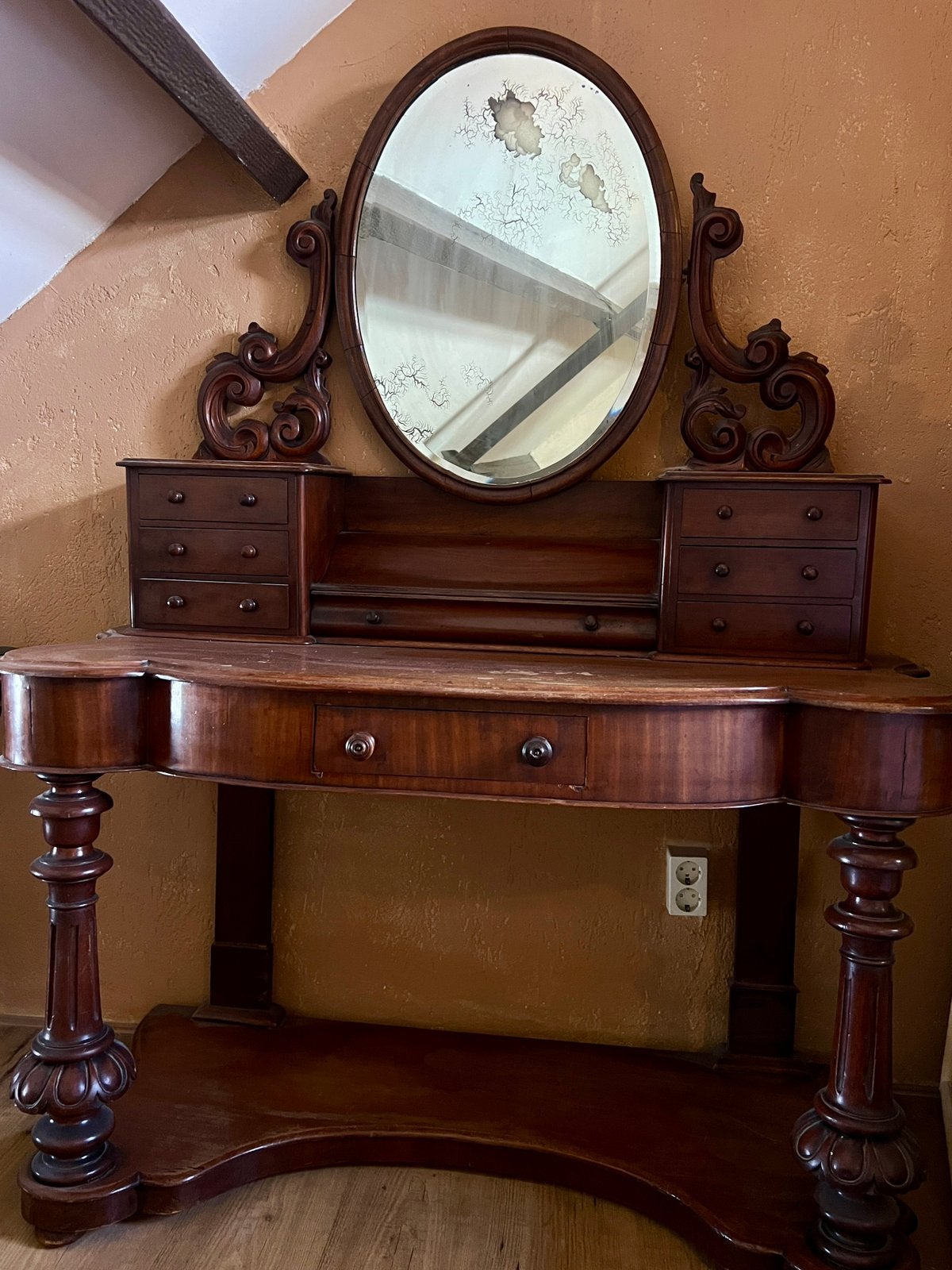 Antieke zeer mooie bruine puntgave kaptafel , met lades !, Ophalen, Zo goed als nieuw, 100 tot 150 cm, Minder dan 100 cm