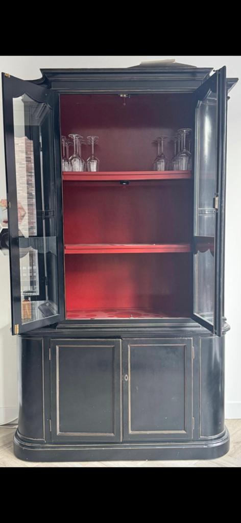 zwarte vitrinekast met rood interieur, Verzenden