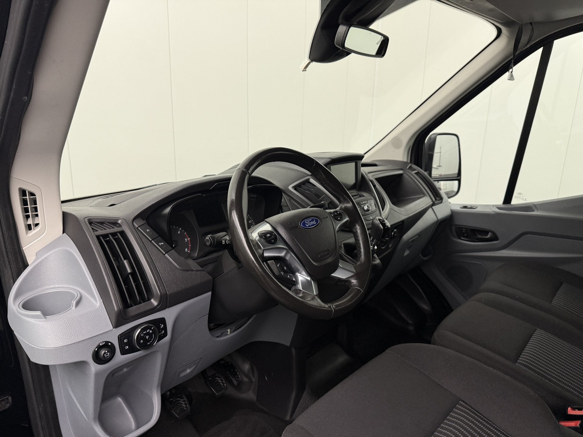 Ford Transit 2.0TDCI 130PK L4H3 Dubbele Cabine | 2800Kg Trek, 4 cilinders, 2800 kg, Zwart, 6 stoelen
