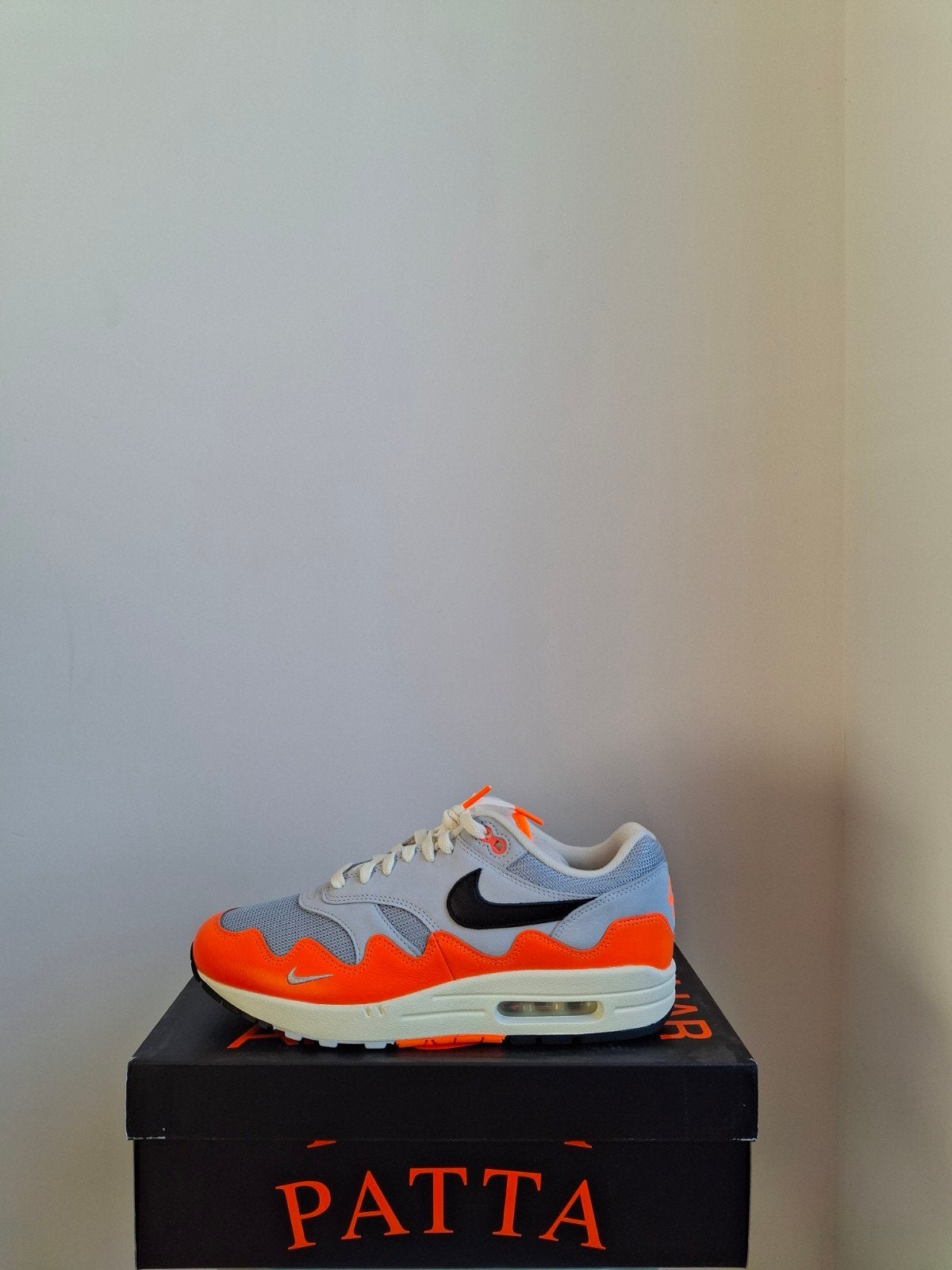 Patta x Nike Air Max 1 (Hyper Crimson/Black-Pure Platinum), Kleding | Heren, Schoenen, Ophalen, Nieuw, Wit