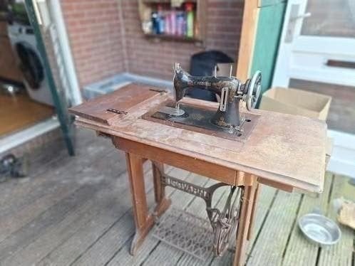 Antieke naaimachine op houten onderstel, Ophalen