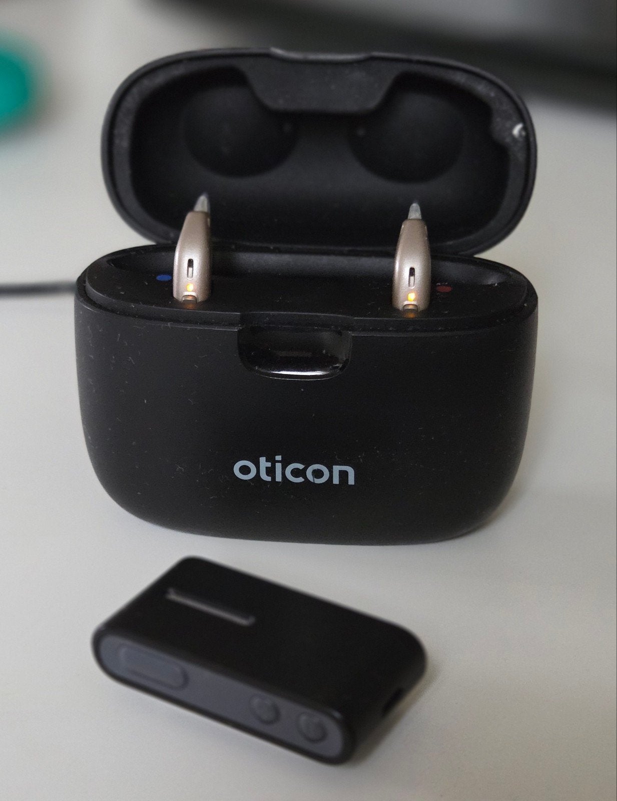 Oticon More1  met oplader en ConnectClip, Ophalen, Gebruikt