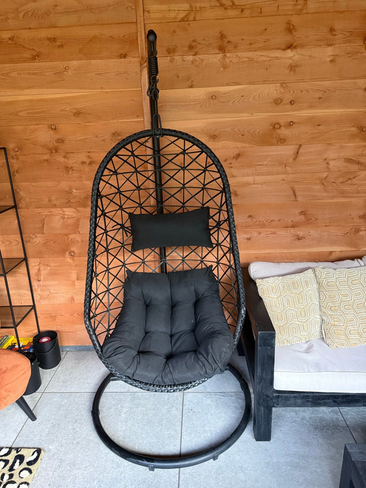 Comfortabele zwarte hangstoel met kussen, Ophalen, Zwart, Zo goed als nieuw, Metaal