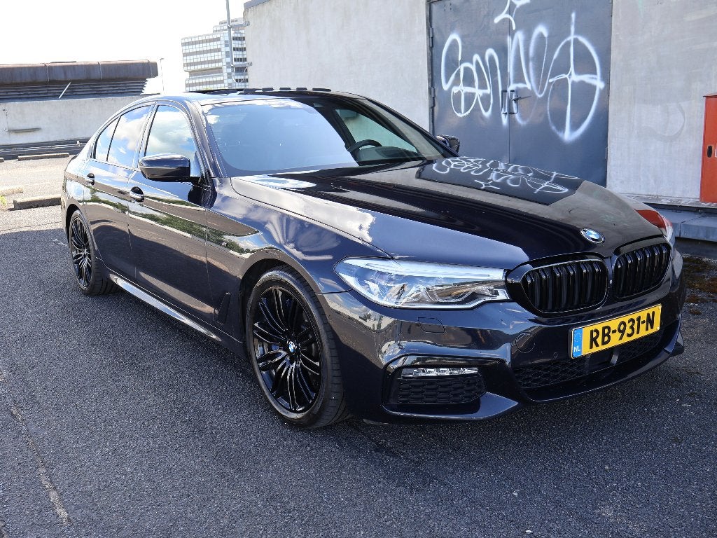 BMW 540i G30 M Sport 340pk | B&W | HUD | Soft-Close | 360°, Automaat, Dealer onderhouden, 2000 kg, Leder