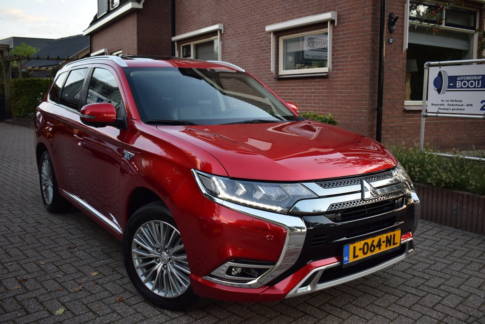 Mitsubishi Outlander 2.4 PHEV Intense+ SCHUIF/KANTELDAK/CRUI, Auto's, Automaat, Dealer onderhouden, 4 cilinders, 1865 kg
