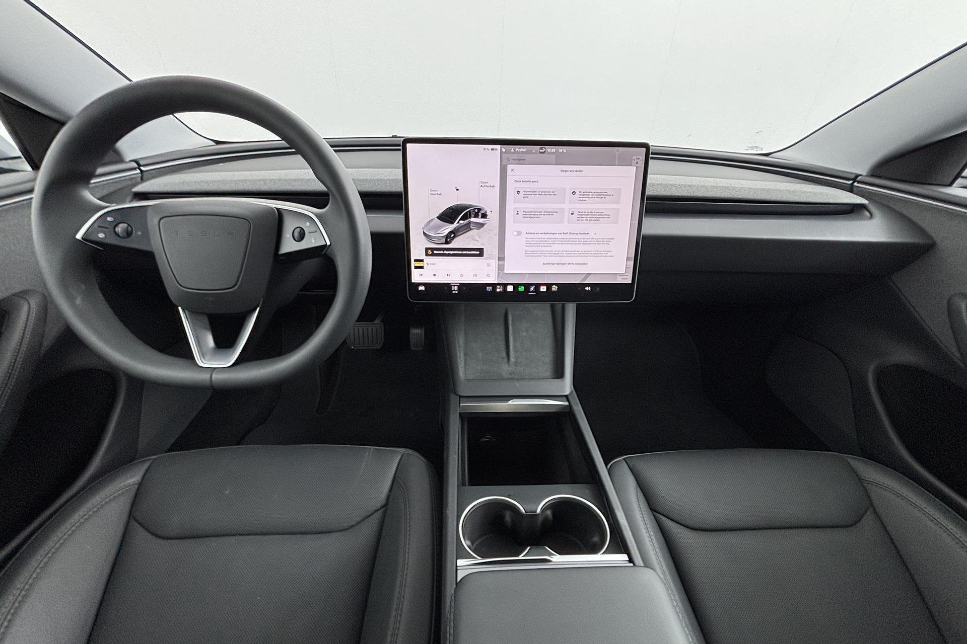 Foto 2 van Tesla Model 3 RWD 60 kWh Stil, snel en verrassend fris in ge