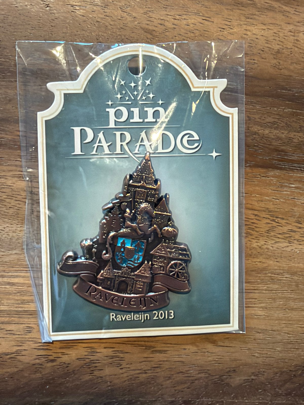 Efteling pin Ravelijn 2013 op kaartje, Ophalen of Verzenden, Zo goed als nieuw, Button of Speldje