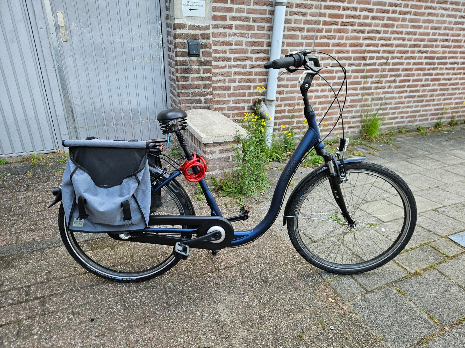 Damesfiets met versnellingen en fietstassen, Ophalen