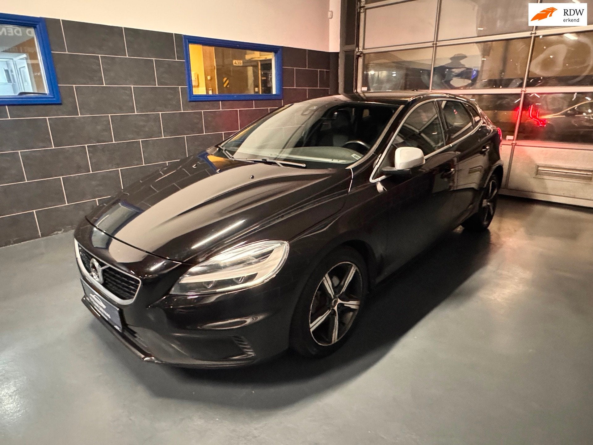 Volvo V40 2.0 D2 R-Design - Navi - Leer/Alcantara - Led - Cr, Voorwielaandrijving, Gebruikt, 4 cilinders, 1969 cc