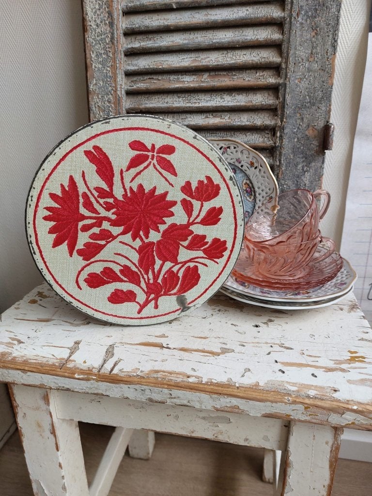 Oud blik / koektrommel met "geborduurde" bloemen, Ophalen of Verzenden