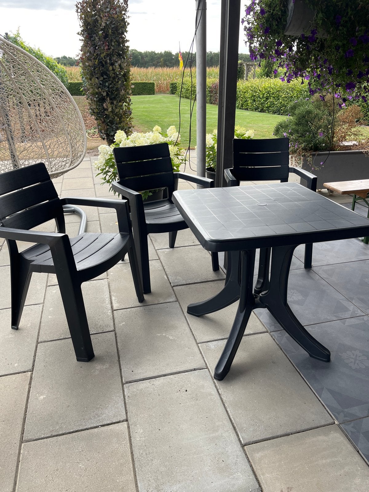Zwarte kunststof tuinset met 3 stoelen en tafel, Ophalen, Kunststof, Gebruikt, Eettafel