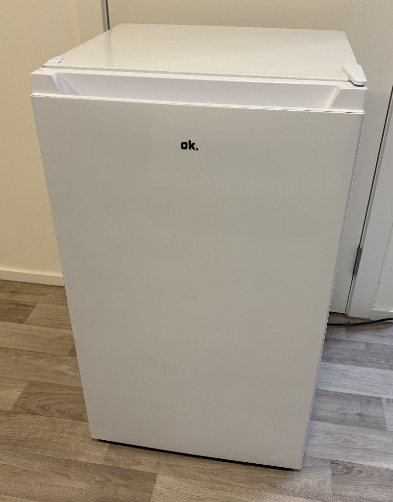 OK OFK 151 F W Fridge with Freezer Compartment - Like New, Ophalen, Zo goed als nieuw, 45 tot 60 cm, Met vriesvak