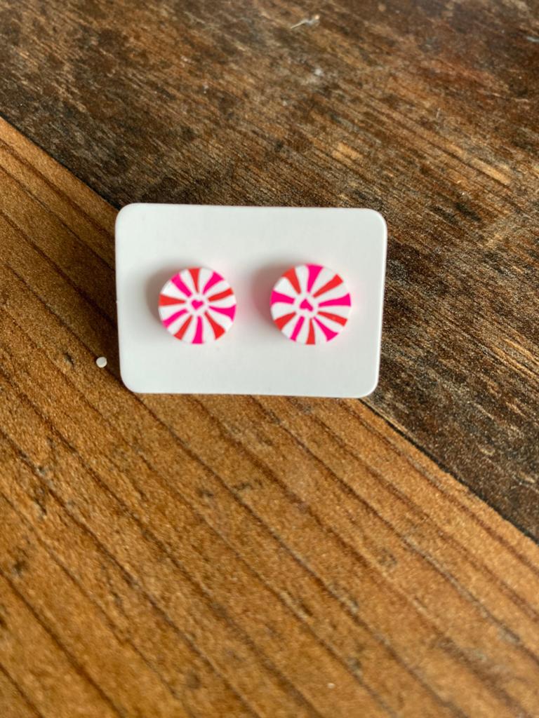 Leuke roze/rode knopjes oorbellen met hartjespatroon, Sieraden, Tassen en Uiterlijk, Oorbellen, Overige materialen, Nieuw, Ophalen of Verzenden