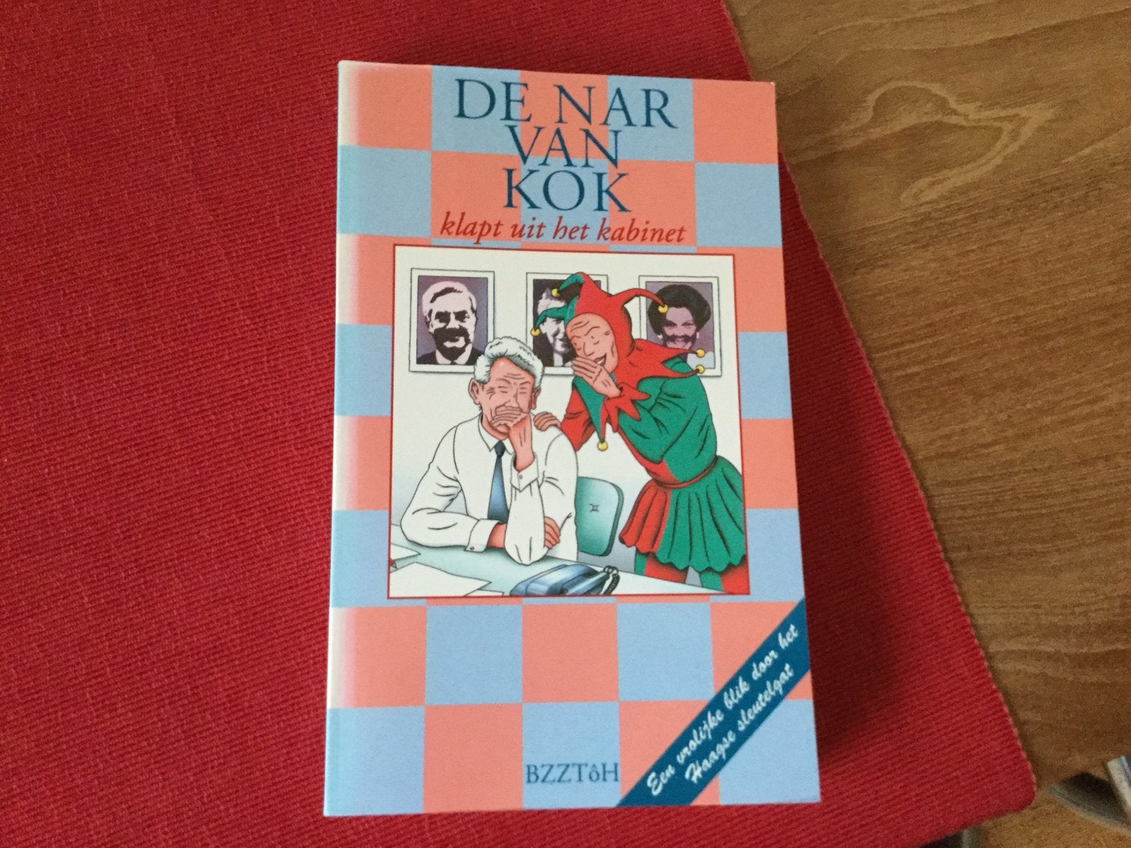 De nar van Kok…. Klapt uit het Kabinet, Ophalen of Verzenden, Zo goed als nieuw, Politiek en Staatkunde, Nederland
