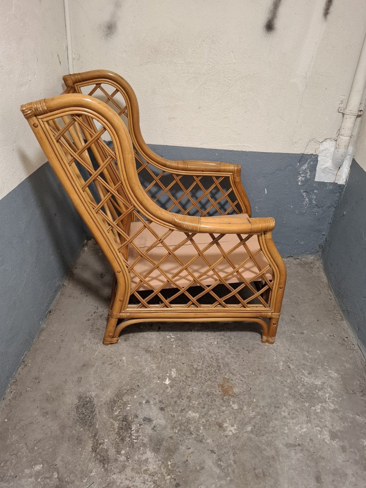 Peachtige vintage rotan stoel - geen kussens, Ophalen, Gebruikt, Overige kleuren, Riet of Rotan