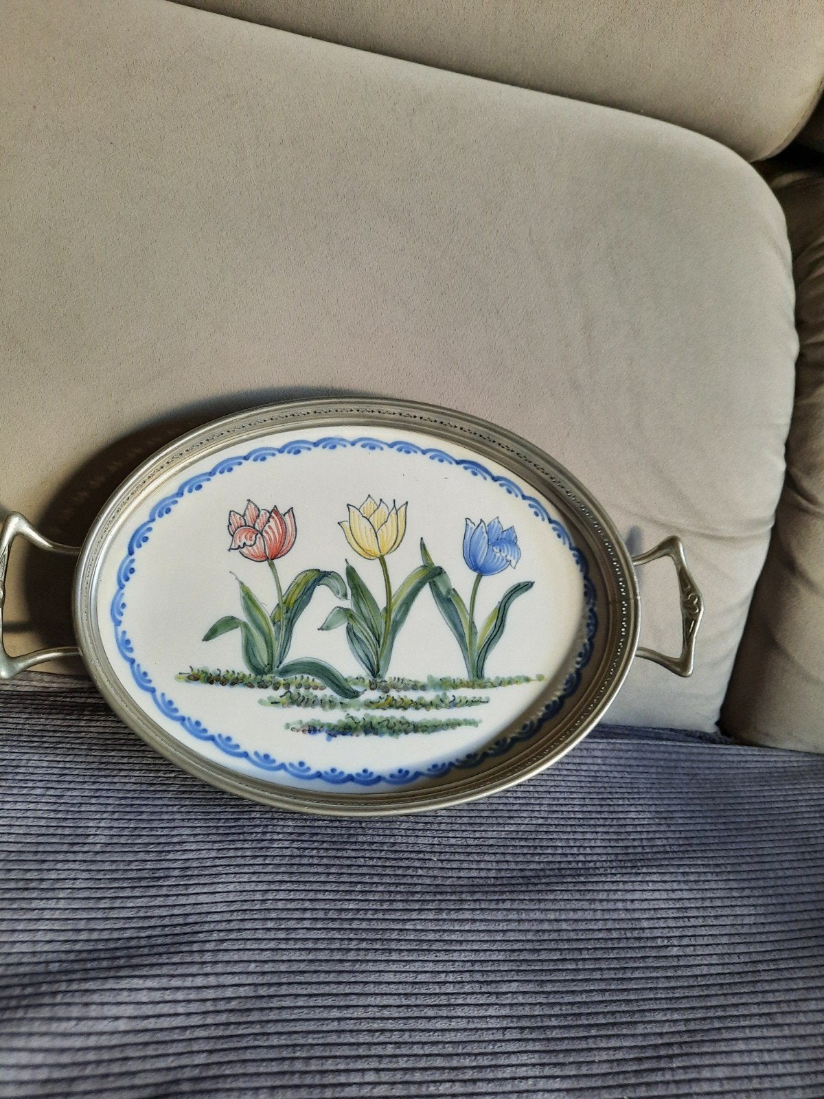 Ovaal keramiek dienblad met handgeschilderde tulpen, Ophalen of Verzenden, Gebruikt, Ovaal, Overige materialen